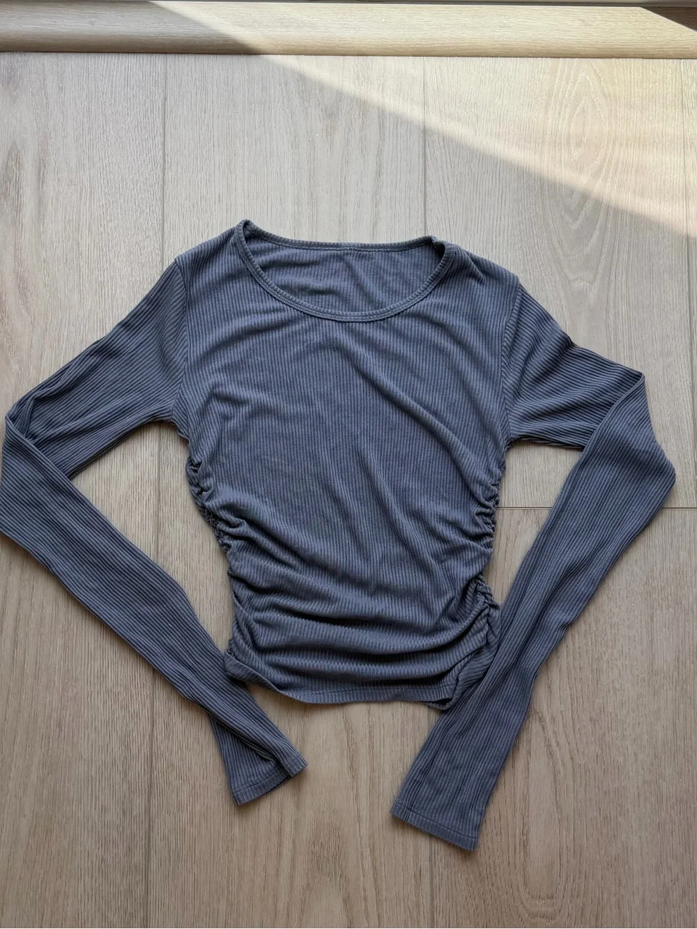 ALO Women's Long Sleeve Ruched Ribbed Top - Gray-Lavender